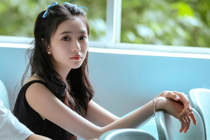 Theo 163, sau Trịnh Sảng, Lưu Hạo Tồn là nữ diễn viên có khí chất phù hợp với danh hiệu "nữ thần thanh xuân" nhất do ở cô toát lên sự ngây thơ hồn nhiên của lứa tuổi học trò. Thực tế, Lưu Hạo Tồn vốn có xuất phát điểm cao và tài năng được đánh giá tốt. Cô là nghệ sĩ thuộc công ty của đạo diễn Trương Nghệ Mưu - người được mệnh danh là Quốc sư của làng nghệ thuật Trung Quốc. 