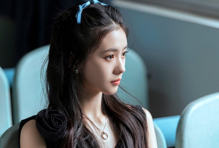 Đạo diễn Trương Nghệ Mưu ưu ái Lưu Hạo Tồn. Ông luôn muốn phát hiện và bồi dưỡng các tài năng trẻ cho điện ảnh Hoa ngữ. Các "Mưu nữ lang" thành danh từ phim của Trương Nghệ Mưu như Củng Lợi, Chương Tử Di, Châu Đông Vũ luôn được đánh giá cao, giành vô số giải thưởng diễn xuất. Ngay từ khi gặp Lưu Hạo Tồn, ông đã đánh giá cao ngoại hình và tài năng của cô. Đạo diễn Trương dặn dò Hạo Tồn chăm chỉ học hành không được phạm sai lầm, ông sẽ tìm vai diễn thích hợp cho cô trong tương lai. 