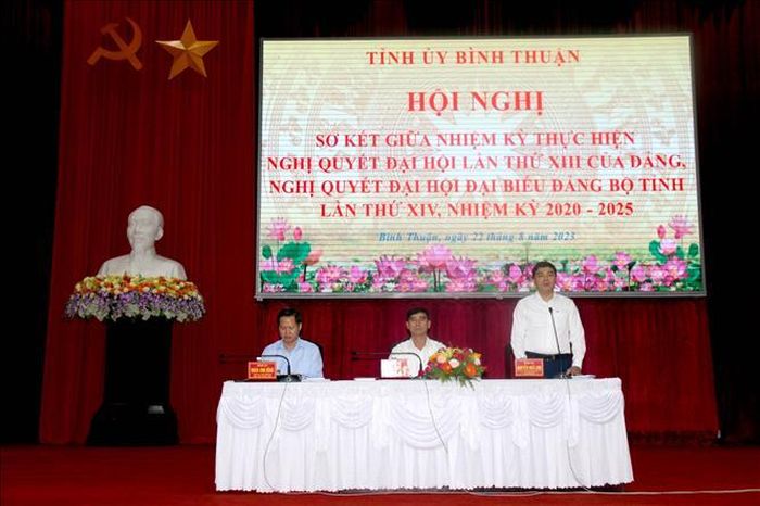 Chủ trì Hội nghị.