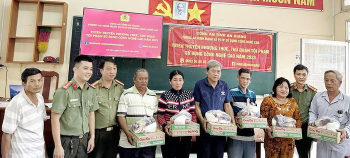 Tặng quà cho bà con dân tộc thiểu số Khmer nghèo ở xã Châu Lăng