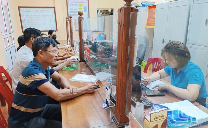 Giải quyết thủ tục hành chính tại Bộ phận Một cửa xã Dương Thành.