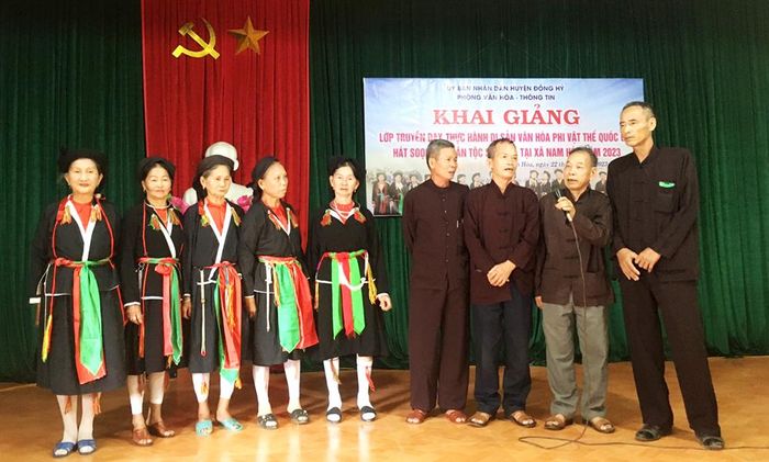 Giao lưu hát Soọng Cô tại buổi khai giảng lớp truyền dạy.