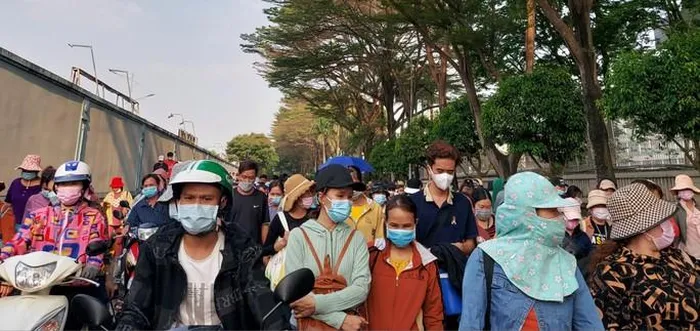 Người lao động nghỉ việc được hỗ trợ 0,8 tháng lương cho mỗi năm làm việc