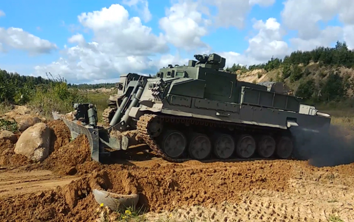 Xe lắp một lưỡi máy ủi lớn để ủi đất. Ảnh: Rosoboronexport 