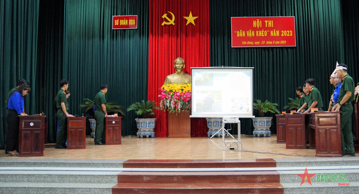Các đội tham gia phần thi kiến thức, xử lý các tình huống. 