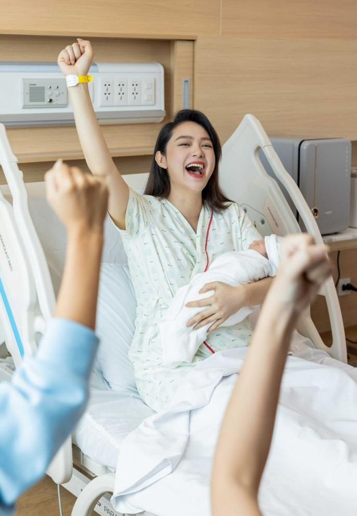 Nữ ca sĩ chia sẻ khoảnh khắc hạnh phúc bế con với nụ cười rạng rỡ.
