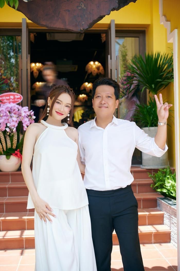 Nhã Phương dành thời gian để cùng ông xã chăm chút quán ăn vừa khai trương. 