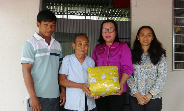 Tặng quà cho gia đình bà Neáng Nuône