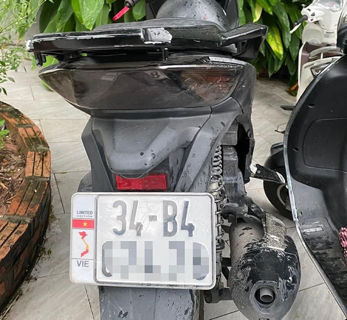 Biển kiểm soát chiếc xe máy gắn bản đồ Việt Nam không có 2 quần đảo Hoàng Sa và Trường Sa. Ảnh chụp lúc 12 giờ 24 ngày 20.8