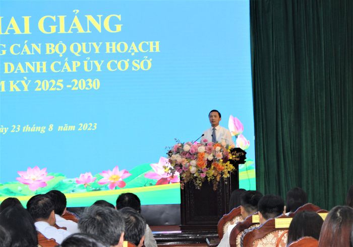 Bí thư Đảng ủy Khối các cơ quan thành phố Doãn Trung Tuấn phát biểu.