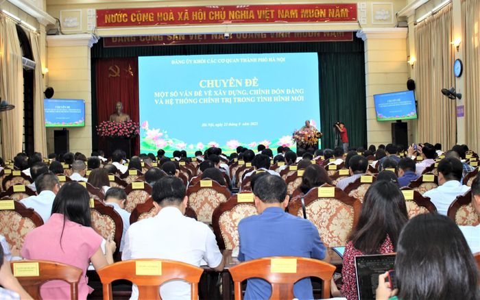 Nguyên Vụ trưởng Vụ Tổ chức cơ sở đảng (Ban Tổ chức Trung ương) Nguyễn Đức Hà giảng dạy chuyên đề.