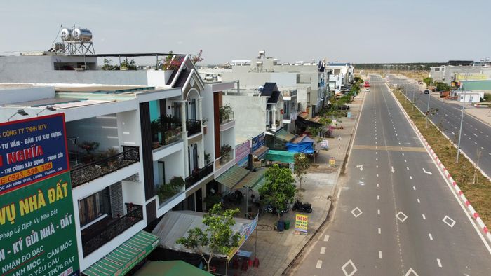 Nhà cửa khang trang tại khu tái định cư. Ảnh: Mạnh Thìn.
