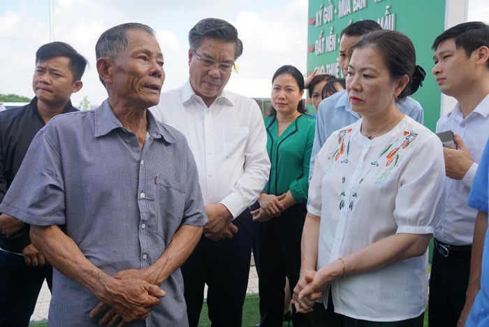 Người dân đều bày tỏ sự vui mừng trước sự quan tâm thăm hỏi của lãnh đạo đoàn công tác vì đã gợi mở những vấn đề hết sức sâu sát với đời sống người dân khu tái định cư. Ảnh: Mạnh Thìn.
