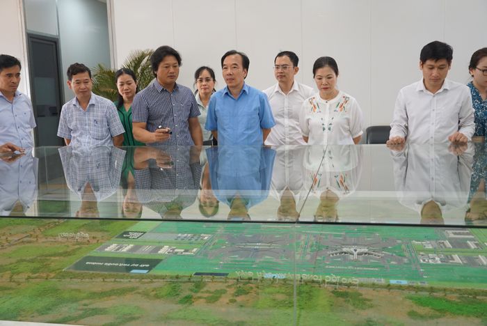 Đại diện Tổng công ty cảng không Việt Nam (ACV) thông tin một số nội dung liên quan đến dự án sân bay Long Thành bằng sa bàn đến đoàn công tác. Ảnh: Mạnh Thìn.