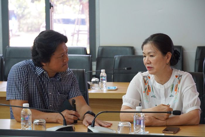 Đại diện Ban quản lý dự án sân bay Long Thành trao đổi với Phó Chủ tịch UBTƯ MTTQ Việt Nam Trương Thị Ngọc Ánh. Ảnh: Mạnh Thìn. 