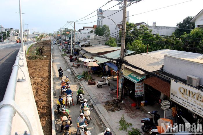 Riêng nhánh N1, N3 (bên phải tuyến) đang hoàn thiện lớp cấp phối đá dăm. Tương tự, gói thầu chiếu sáng cũng đã hoàn thành phần chiếu sáng trên tuyến chính, đường dân sinh N2, N4 và đang tiếp tục hoàn thiện phần chiếu sáng trên tuyến dân sinh N1, N3".