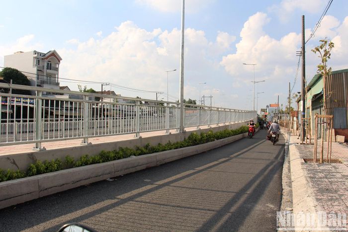 Phần vỉa hè, lan can cầu cơ bản đã hoàn thành. 