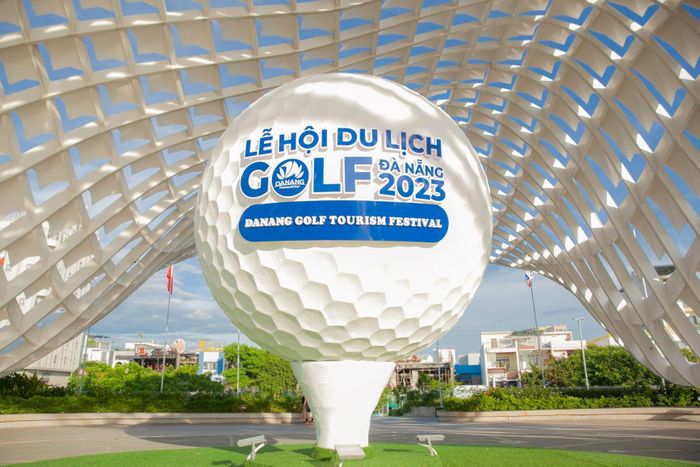 Quả bóng golf khổng lồ, điểm check-in cho du khách tại tầng 2 công viên APEC