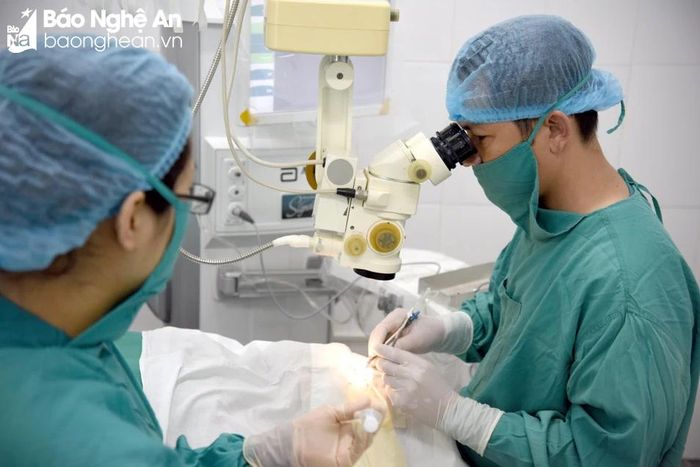  Một số cơ sở y tế chưa thực hiện nghiêm túc việc kiểm tra đối chiếu thẻ BHYT dẫn đến tình trạng 1 người mổ phaco 1 mắt 3 lần trong 1 năm. Ảnh: Lạc Việt 