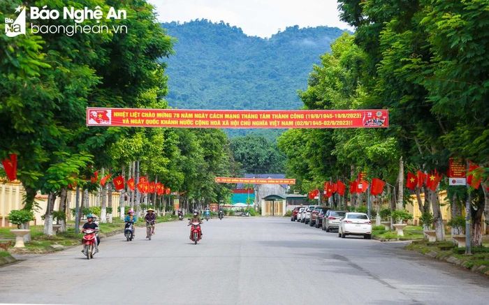  Một tuyến đường ở thị trấn huyện Quế Phong. Ảnh: Đình Tuyên 