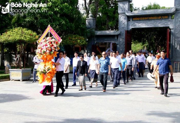  Đoàn công tác về dâng hoa, dâng hương tưởng niệm Chủ tịch Hồ Chí Minh tại Khu Di tích Quốc gia đặc biệt Kim Liên. Ảnh: Tiến Đông 