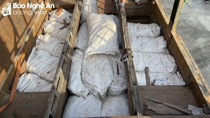  Hầm chứa tự chế được các đối tượng ngụy trang để vận chuyển lâm sản trái phép. Ảnh: Minh Khôi 
