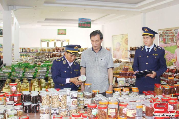 Cán bộ Đội Quản lý thị trường số 3 kiểm tra cơ sở kinh doanh tại xã Vân Hồ, huyện Vân Hồ