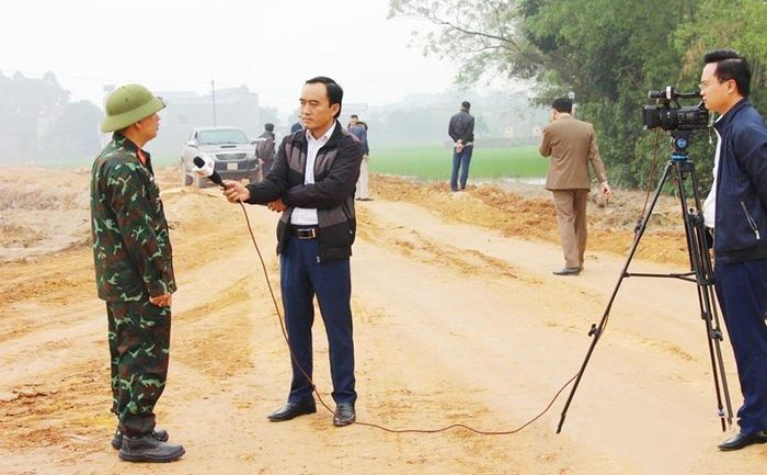 Phóng viên Báo Thái Nguyên tác nghiệp tại cơ sở. Ảnh: T.L