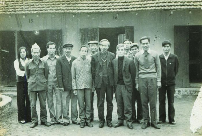 Đoàn cán bộ Báo Cao Bằng thăm Báo Bắc Thái (tháng 12-1983) tại số 10 đường Nha Trang. Ảnh: Tư liệu