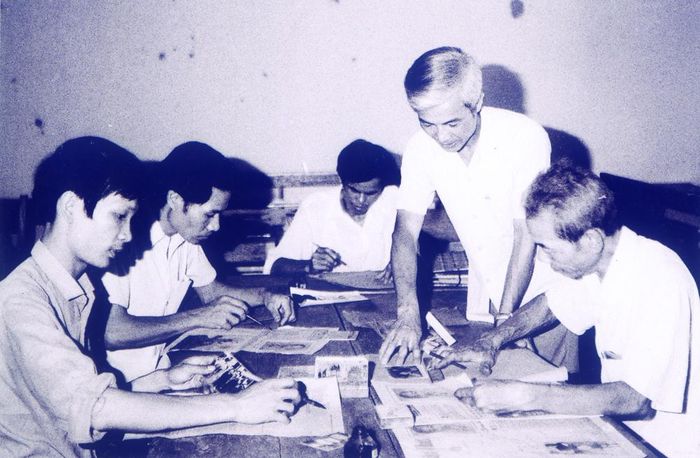 Biên tập, trình bày báo tại Tòa soạn năm 1983. Ảnh: Tư liệu