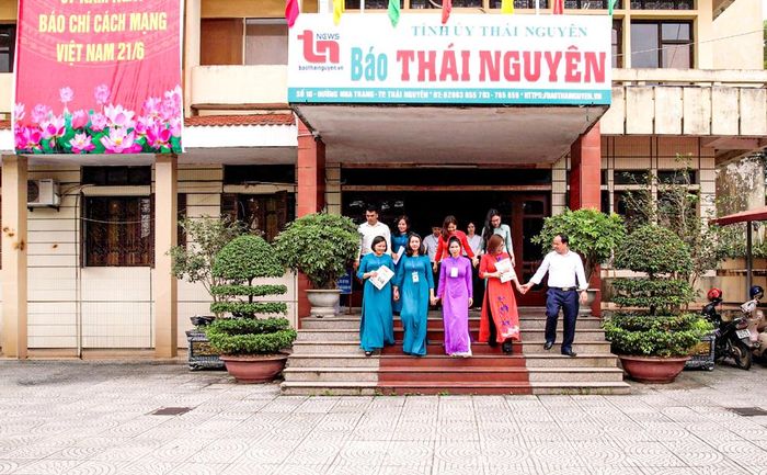 Các cán bộ, phóng viên, người lao động của Báo Thái Nguyên hôm nay. Ảnh: Lăng Khoa