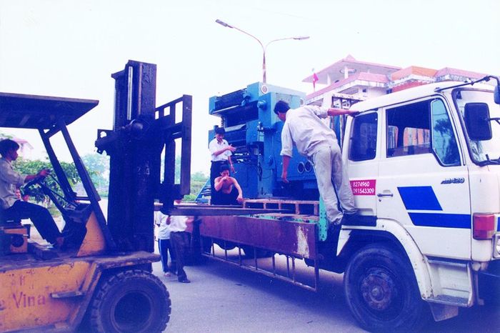 Vận chuyển máy in để chuẩn bị thành lập nhà in Báo Thái Nguyên năm 2000. Ảnh: Tư liệu