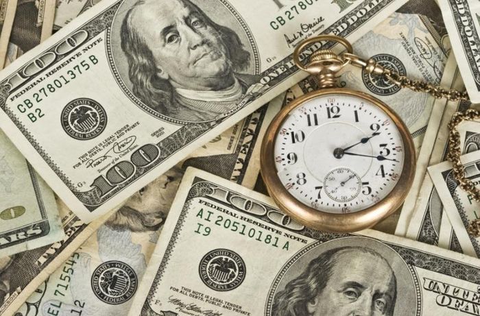Một số giao dịch dầu quốc tế được thực hiện bằng Nhân dân tệ, Rúp hay Rupee nhưng khả năng phi đô la hóa còn xa, theo Bộ trưởng Dầu khí Ấn Độ. Ảnh: Getty