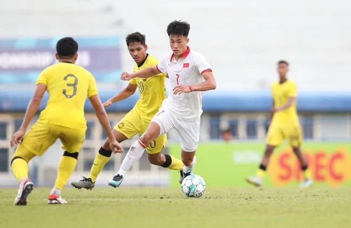 Dù chỉ là sân của một đội bóng hạng Nhì nhưng mặt cỏ của sân Rayong có chất lượng rất tốt. Ảnh: Song Ngọc