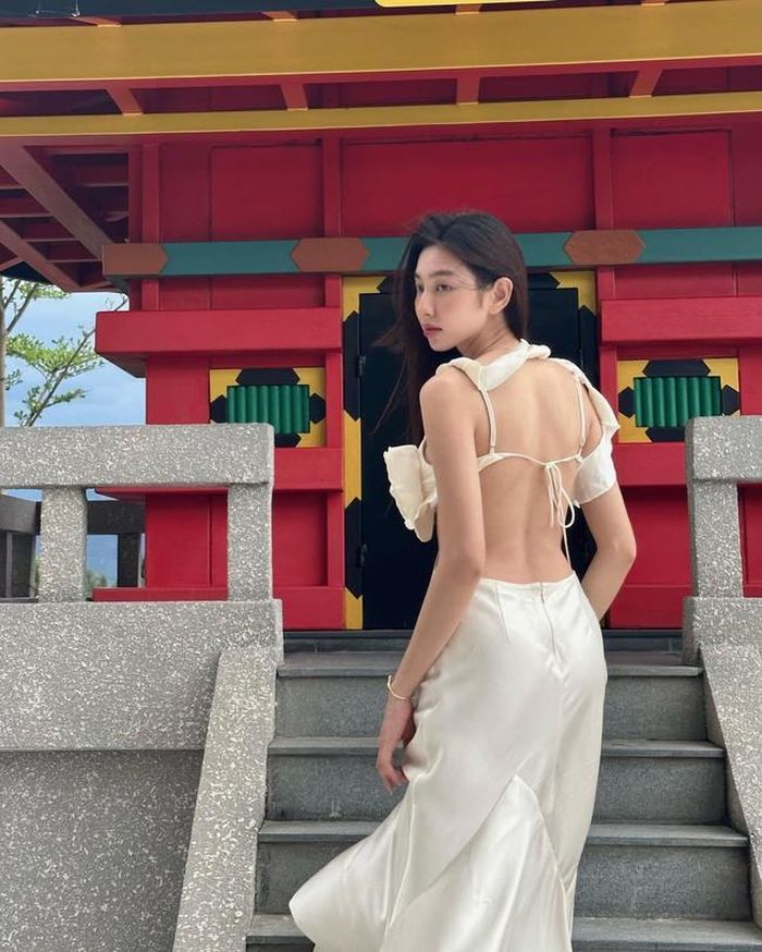 Hoa hậu Thùy Tiên khoe lưng trần gợi cảm