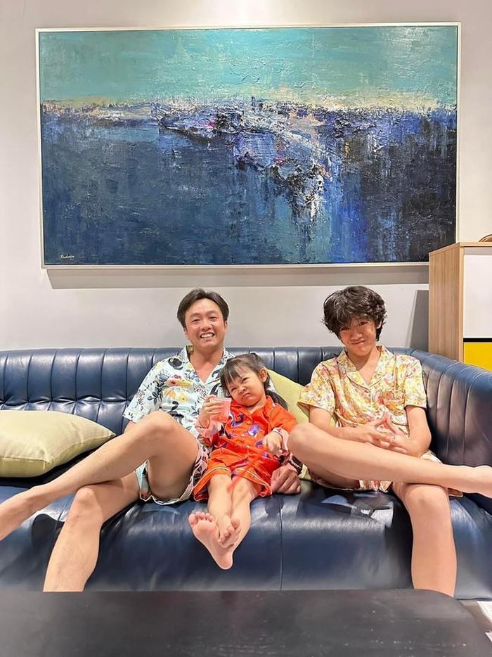 Cường Đô La khoe ảnh mặc đồ ngủ được bà xã Đàm Thu Trang mua tặng. Nam doanh nhân chia sẻ: "Đồ ngủ bà xã sắm cho cả nhà mà sao nó lạ quá. Nhưng được cái mặc thấy mát nha"