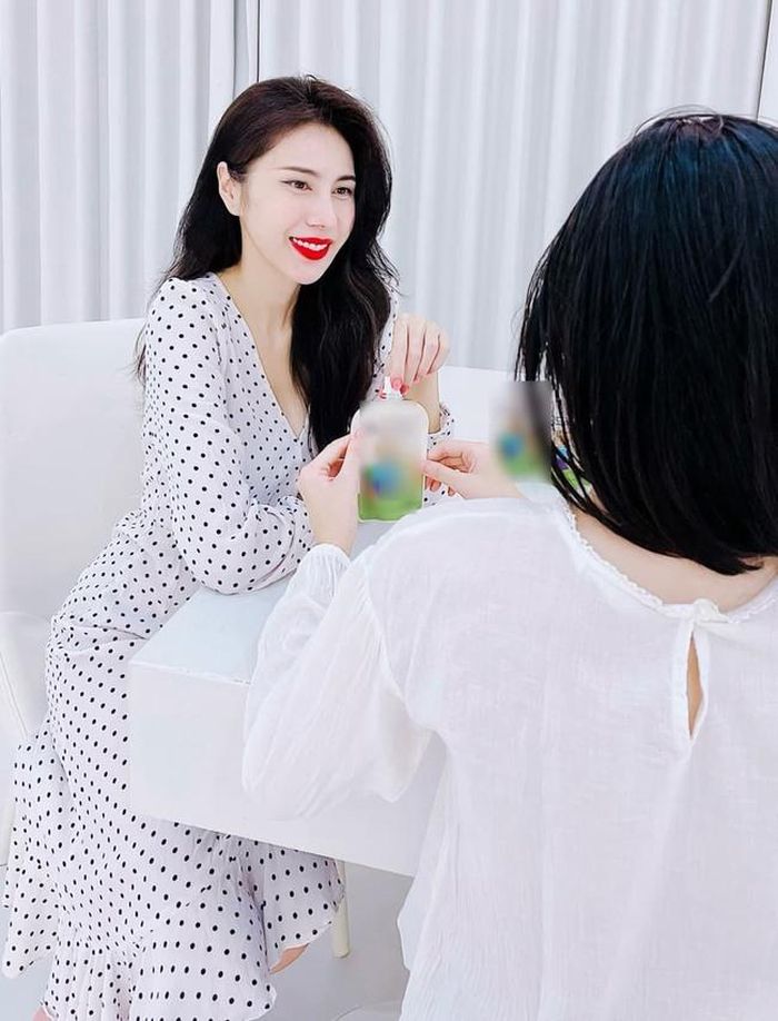 Ca sĩ Thủy Tiên khoe hình ảnh bóng lưng con gái, có thể thấy Bánh gạo (tên thân mật ở nhà của con gái Thủy Tiên) ngày càng lớn phổng phao