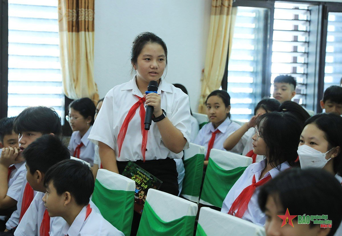  Em Trần Thị Phương Thanh, học sinh Trường THCS Lê Lợi tham gia trò chơi tìm hiểu về tác hại bom mìn.