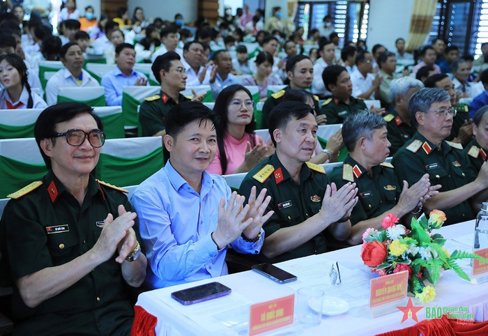 Các đại biểu tham dự buổi tuyên truyền nâng cao nhận thức về hậu quả bom mìn cho người dân và học sinh huyện A Lưới.
