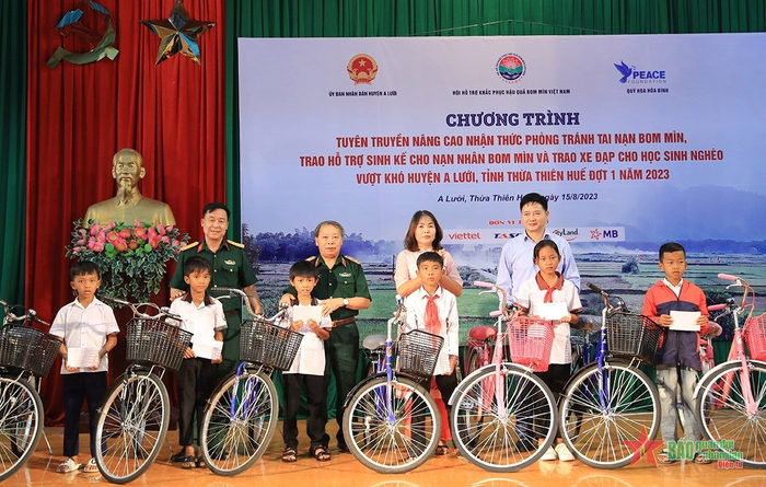  Ban tổ chức trao xe đạp tặng các em học sinh ở huyện A Lưới.