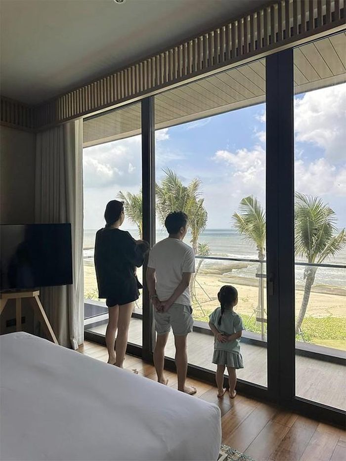 Sutin thừa hưởng những nét đẹp của cả bố lẫn mẹ nên nhìn rất khôi ngô và cũng có nét rất giống chị Suchin.