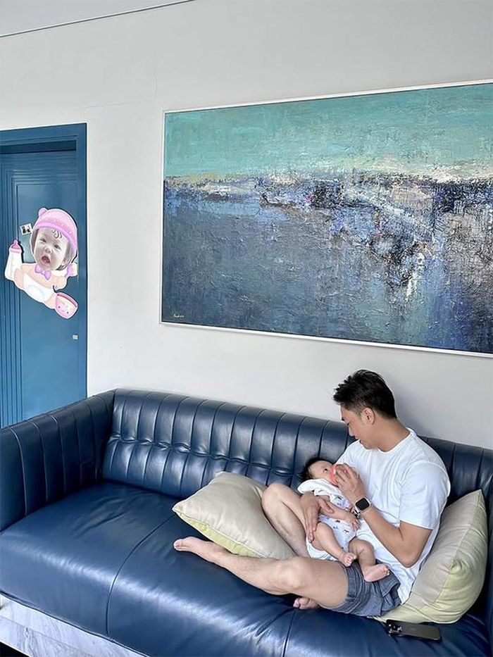 Đàm Thu Trang được chồng chăm sóc từng ly từng tí sau khi sinh con. Đại gia phố núi còn phụ vợ chăm con.