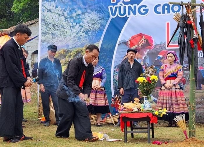 Lễ hội Say Sán của dân Mông. Ảnh: langvanhoavietnam.vn