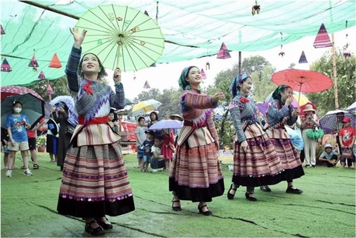 Đồng bào Mông, tỉnh Lào Cai biểu diễn văn nghệ. Ảnh: langvanhoavietnam.vn