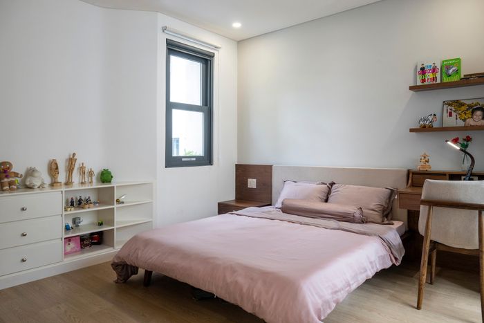 Góc nhà uốn cong ở tầng 2 được dành cho phòng ngủ chính của gia chủ với một hệ cửa sổ kính lớn tích hợp bồn cây được uốn cong.