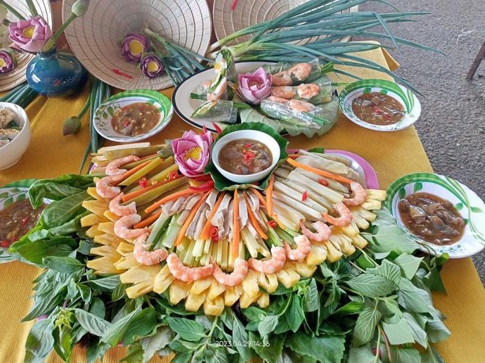 Món khoai lang mắm sống tại Lễ hội Bánh dân gian Nam Bộ Cần Thơ lần X năm 2023