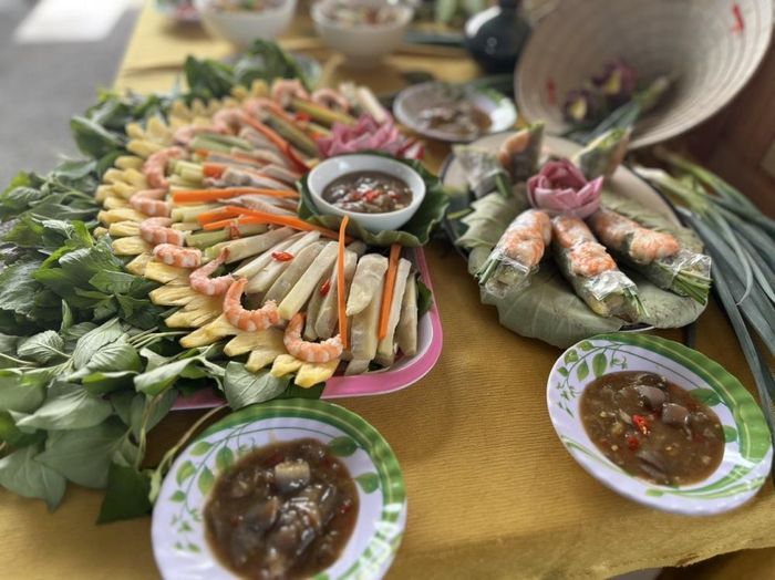 Món ăn “tuy lạ mà quen” khoai lang mắm sống