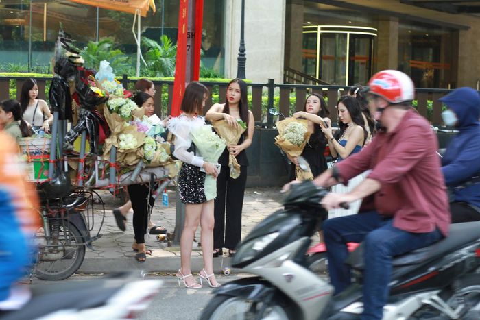 Mỗi cô gái đều chọn cho mình loại hoa yêu thích để tìm kiếm những bức ảnh kỉ niệm đẹp nhất.