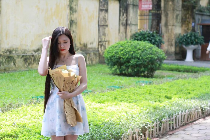 Nắng nhẹ mùa thu dường như khiến các thiếu nữ ai cũng đều trẻ trung, xinh đẹp hơn.
