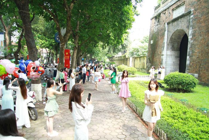 Cái nắng nhẹ mùa thu khiến ai cũng thêm hứng khởi với công cuộc "săn ảnh".